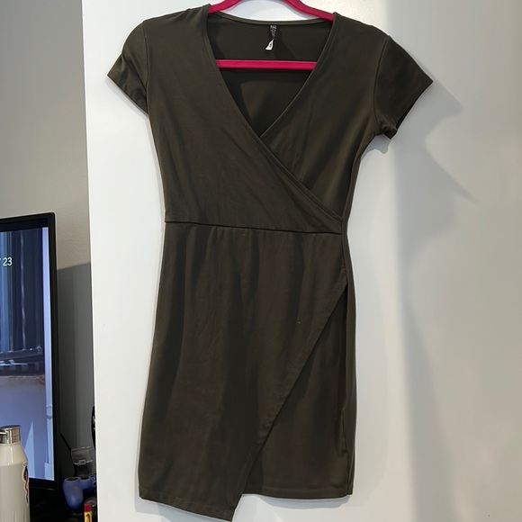 Green dress - Picture 1 of 2